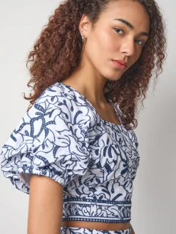 Blouses & Shirts|Tops & Tees|Misook Embroidered Floral Cropped Cotton Blouse Mazarine/White