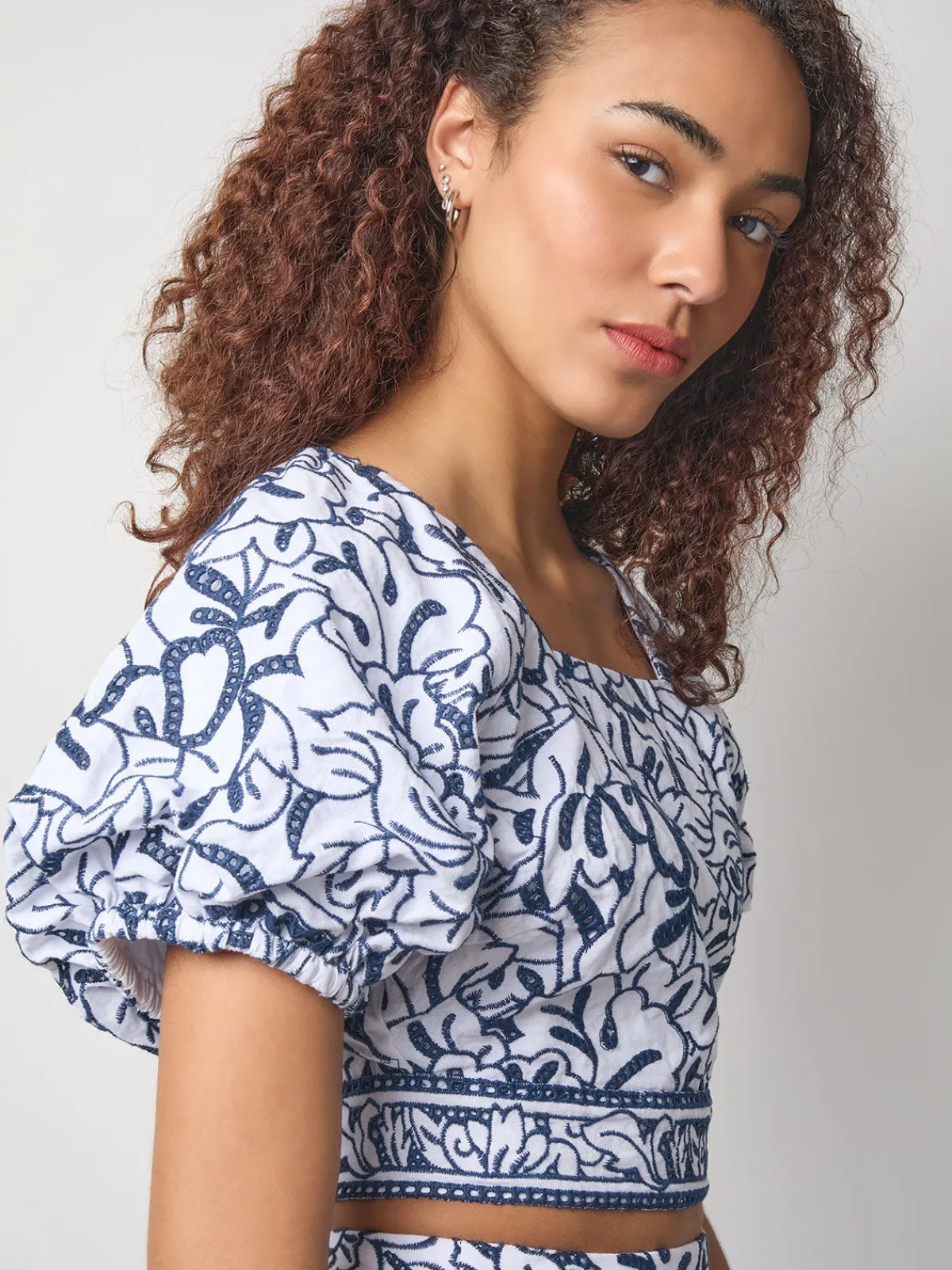 Blouses & Shirts|Tops & Tees|Misook Embroidered Floral Cropped Cotton Blouse Mazarine/White