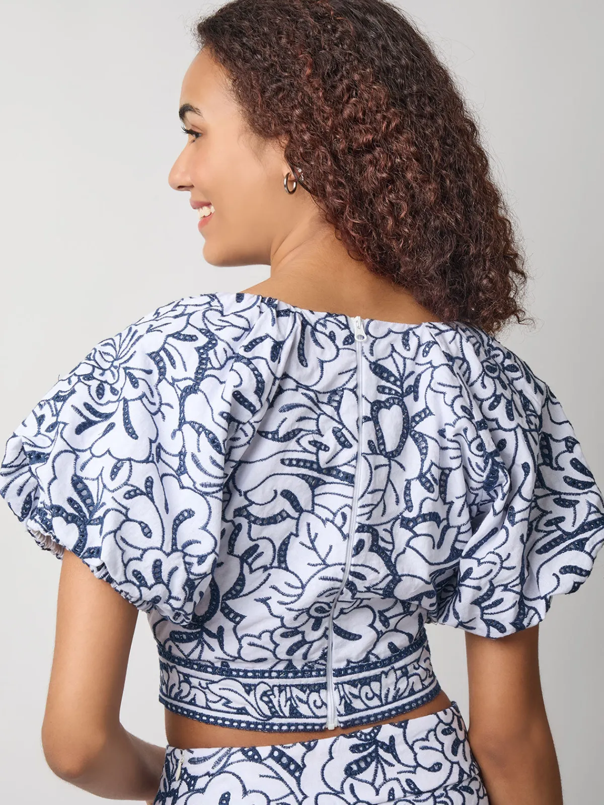 Blouses & Shirts|Tops & Tees|Misook Embroidered Floral Cropped Cotton Blouse Mazarine/White