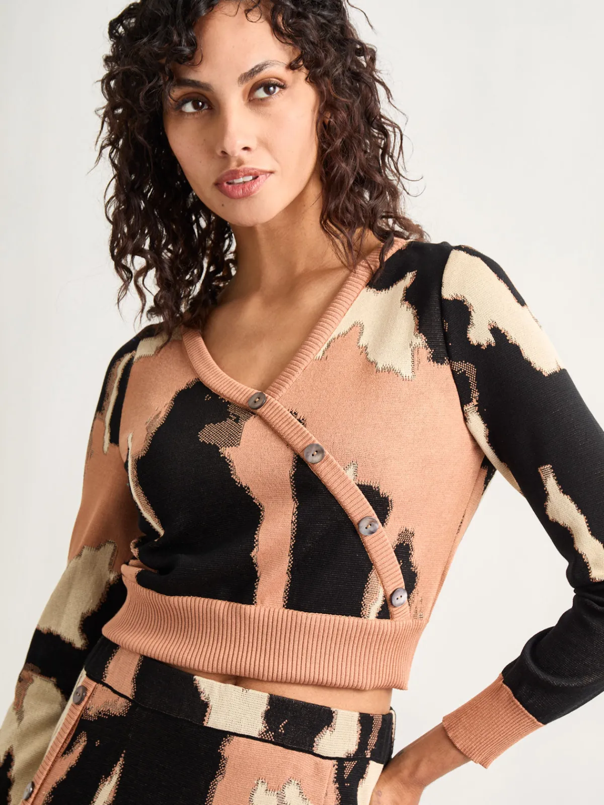 Tops & Tees|Misook Modern Fit Short Jacquard Soft Knit Sweater Top Goldenwood/Parchment/Black